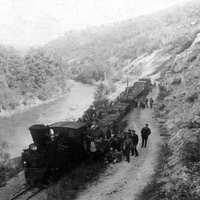 1930-е гг. Поезд с пассажирами следующий по узкоколейной железной дороге по маршруту Тетюхе-Пристань