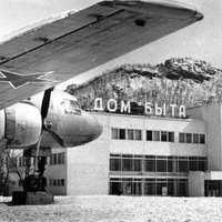 1983 г. Самолет-памятник ИЛ-14 возле дома быта. Установлен 20 октября 1982 г.