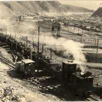1940-e гг. Мотовозы и шахтные электровозы в районе Первого Советского рудника (закрыт в 1950-x гг.), ниже видна ветка на Рудную Пристань
