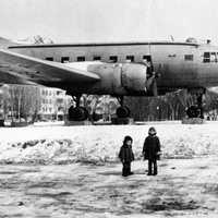 1983 г. Памятник – самолет возле дома быта. Установлен 20 октября 1982 г. Фото: В. Моксунов