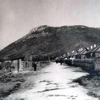1950-е. Первая база Тетюхинской экспедиции в с. Владимиро-Мономахово. Ул. Геологов. Автор: Гаврилов