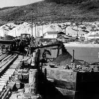 Конец 1960-х. Погрузка концентрата на баржу